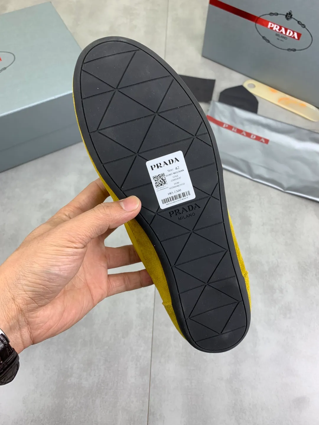 Men's shoes 💰P500💰【New style】hot style is on the official website, 🆘 Trendy brand (Prada) mainly promotes hot style, avant-garde and versatile fashion men's shoes private version mold opening, cowhide surface splicing 1:1 replica... fashionable and simple, original imported cowhide lining cowhide feet; the atmosphere and personality are more fashionable, eye-catching and pursuing class. It will subvert the old idea and be a must-have for fashion trendsetters with you! Must keep it for yourself! Tall and comfortable, large and low, high-end quality workmanship. Size: 38-44; 6️⃣colors available.